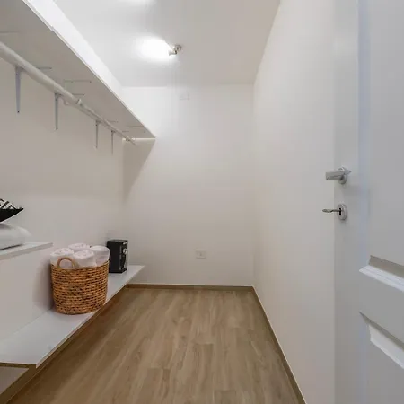 Itadhome - House - Modern In Center 아파트