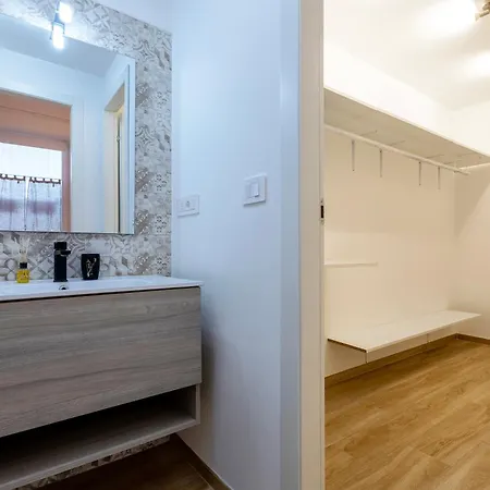 아파트 Itadhome - House - Modern In Center 사사리